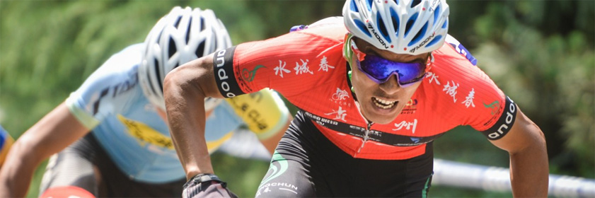 我校优秀学子米久江现为中国国家山地自行车队队员，曾获第十四届全国运动会山地自行车项目冠军、2023年中国山地自行车联赛第一站冠军、贵州青年五四奖章获得者